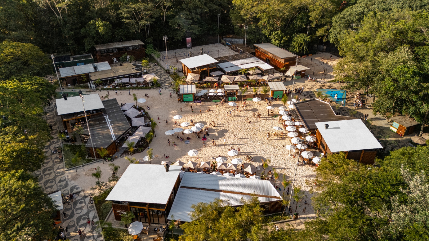 Orla TotalPass em alta temporada com público na praia urbana