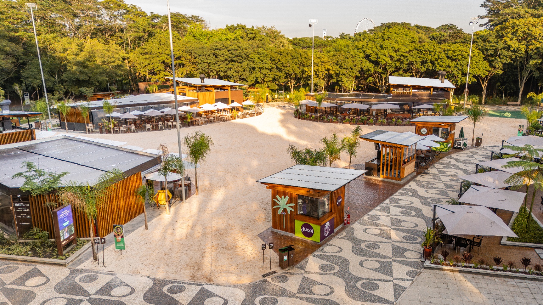 Quiosques e calçadão da Orla TotalPass no Parque Villa-Lobos