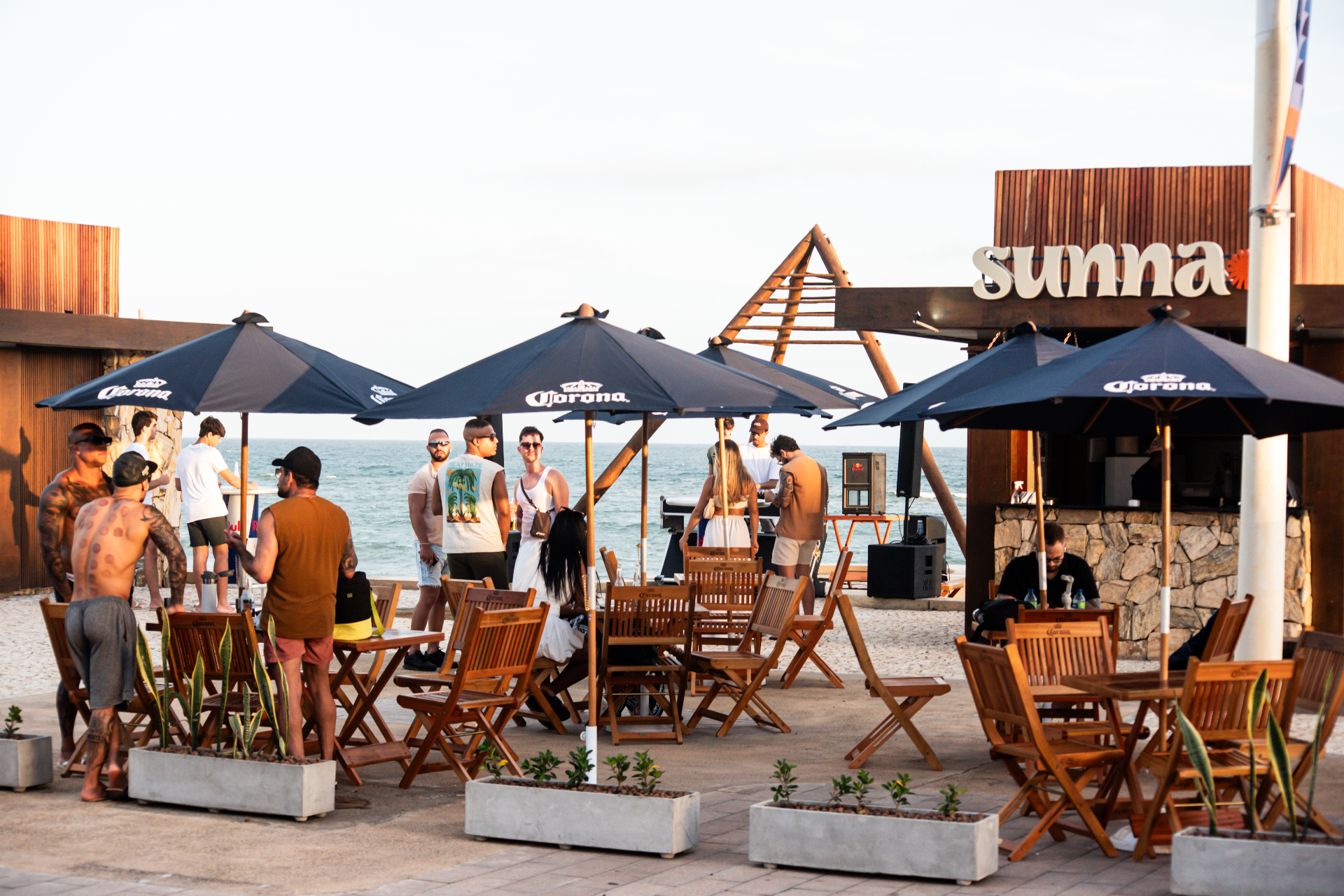 Quiosque Sunna com público na praia